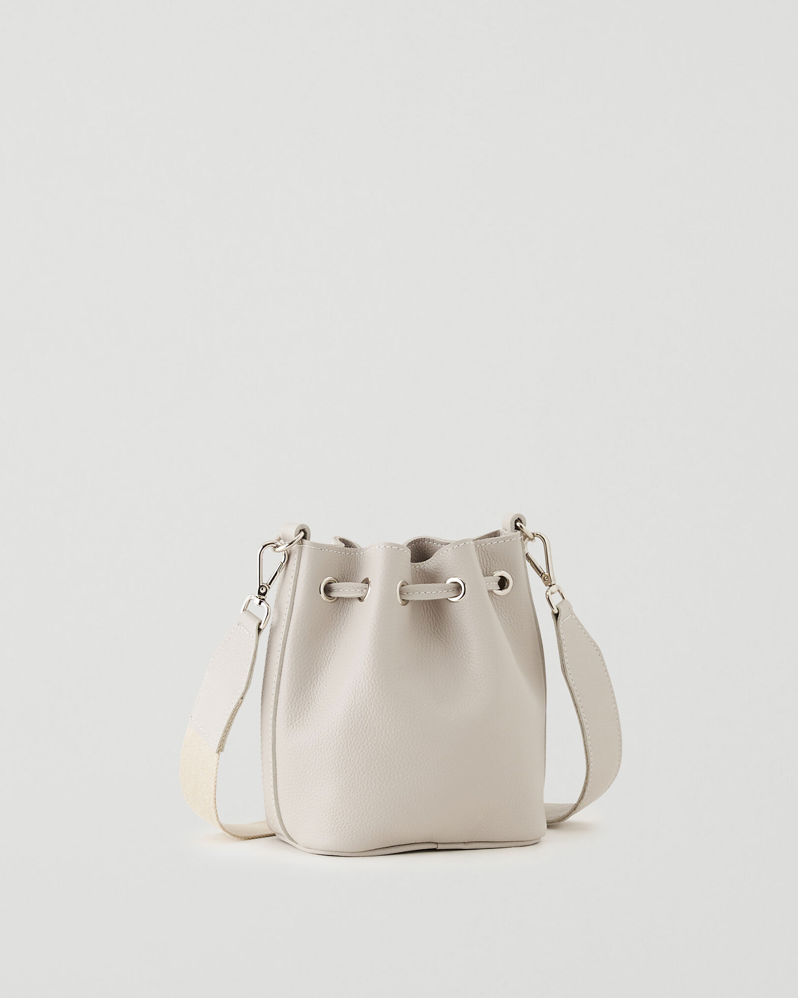 Roots bucket bag store