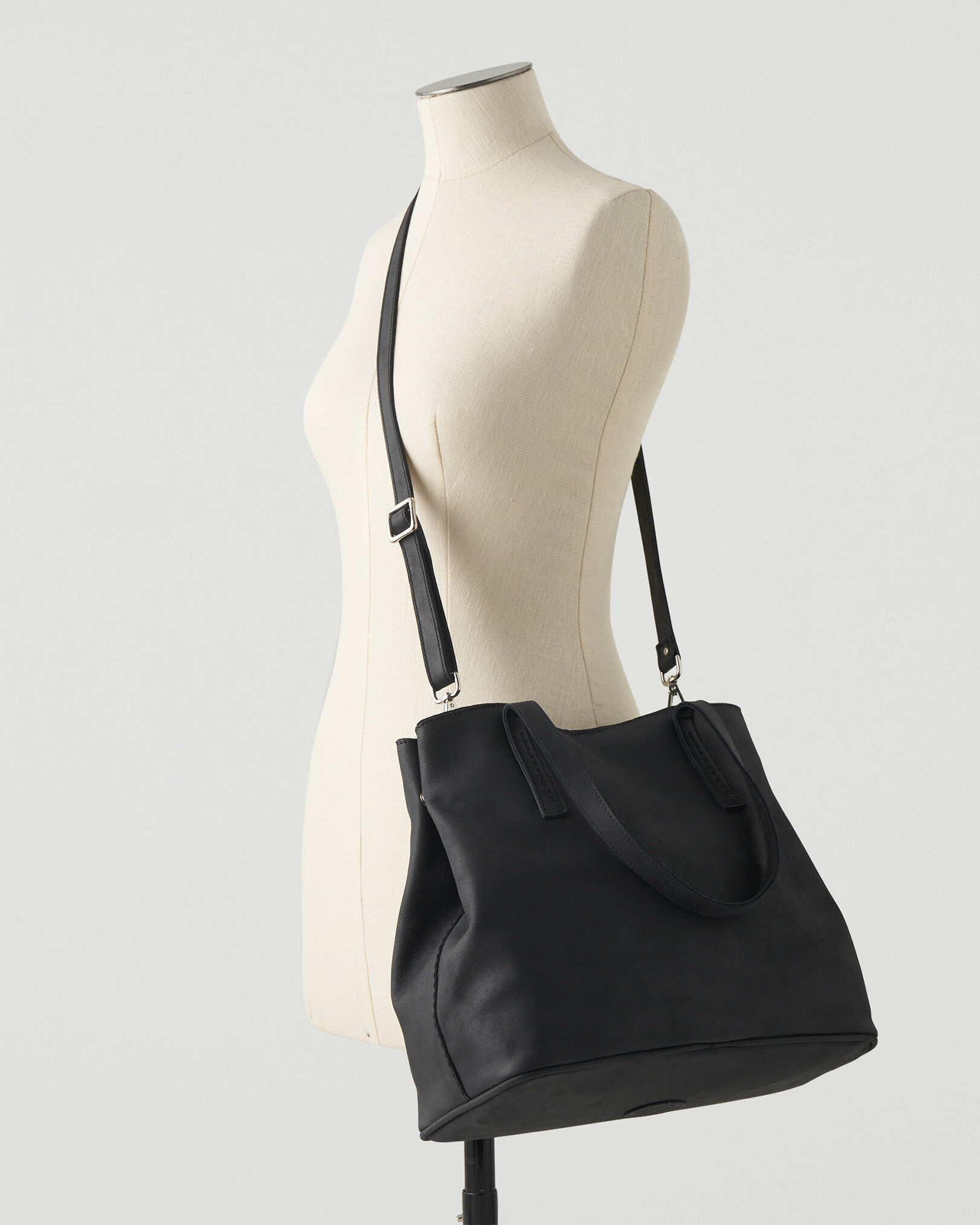 Amelia tote roots store