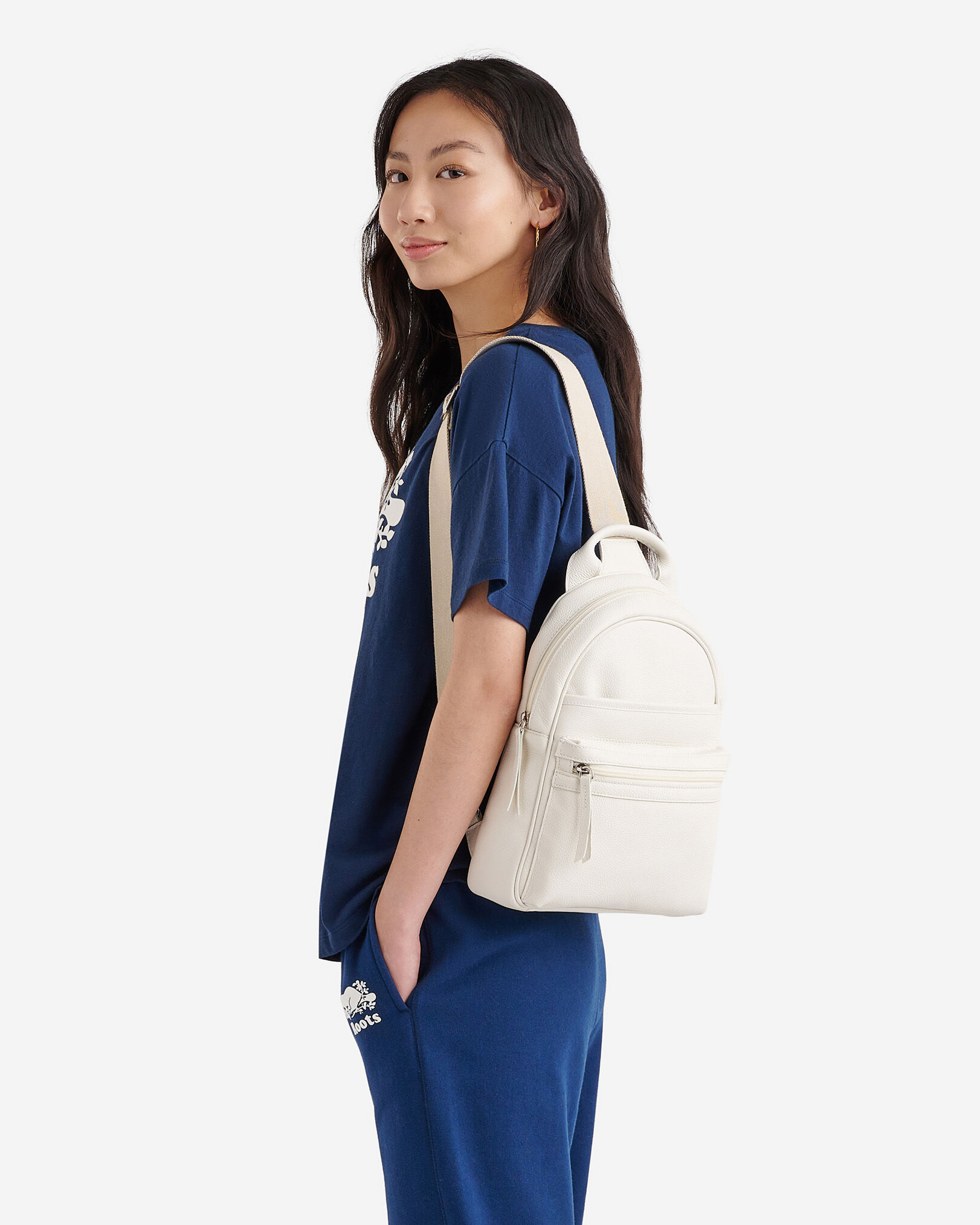 Roots sling bag store