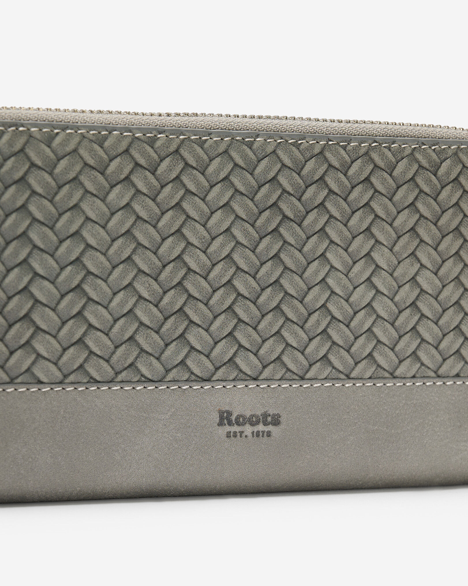 Pochette à glissière en cuir tress