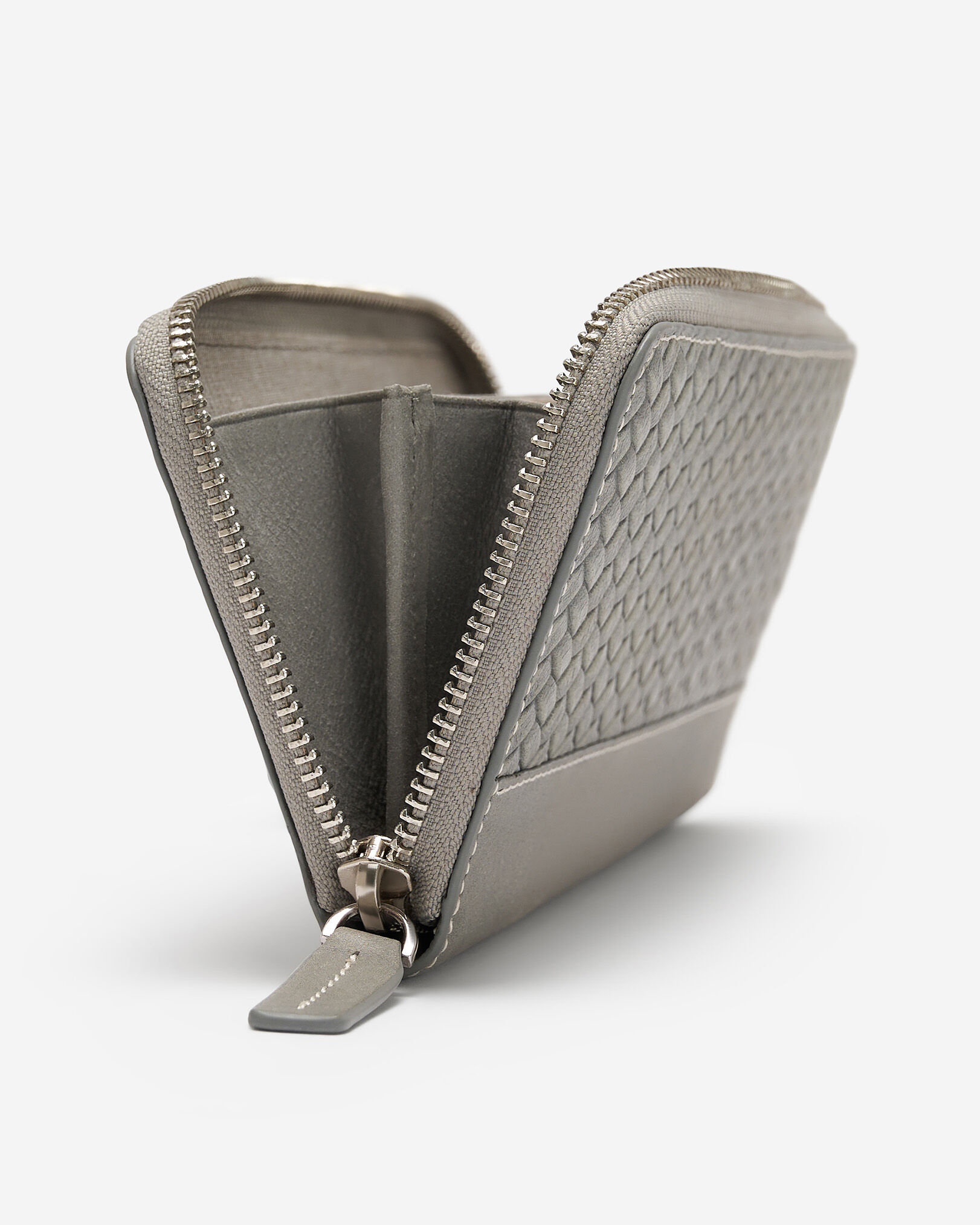 Pochette à glissière en cuir tress