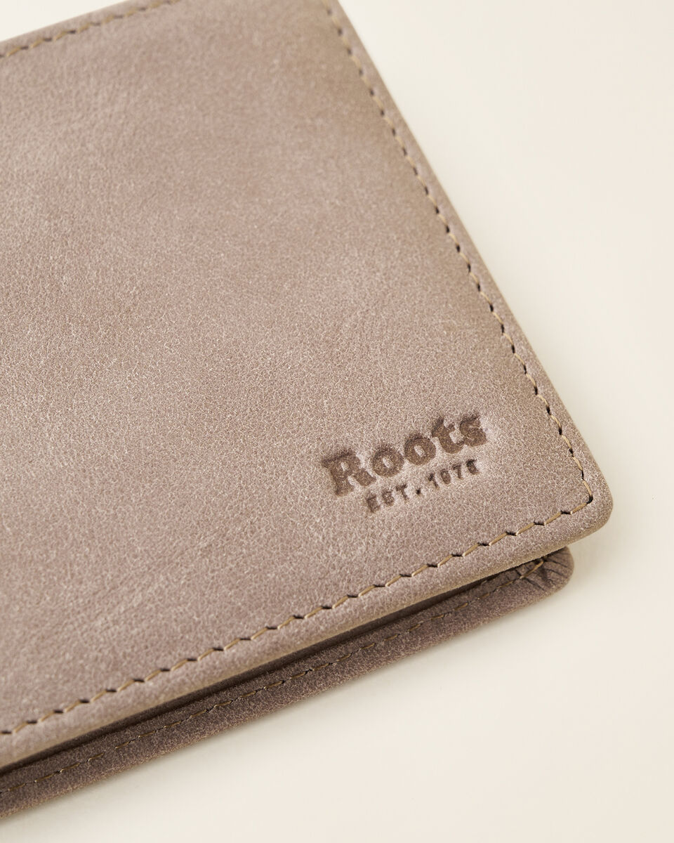 Roots Slimfold Sideflap Tribe. 4