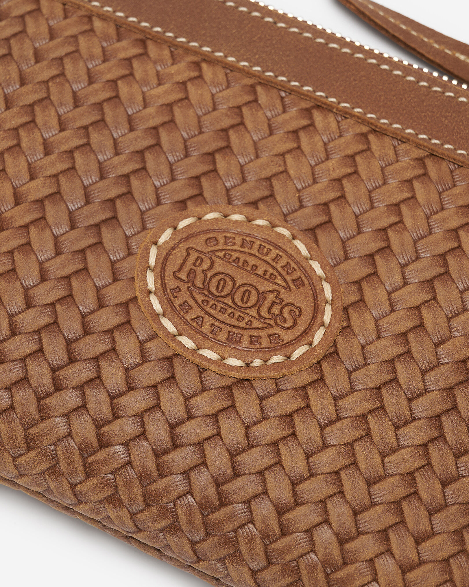 Petite pochette à dragonne en cuir tissé