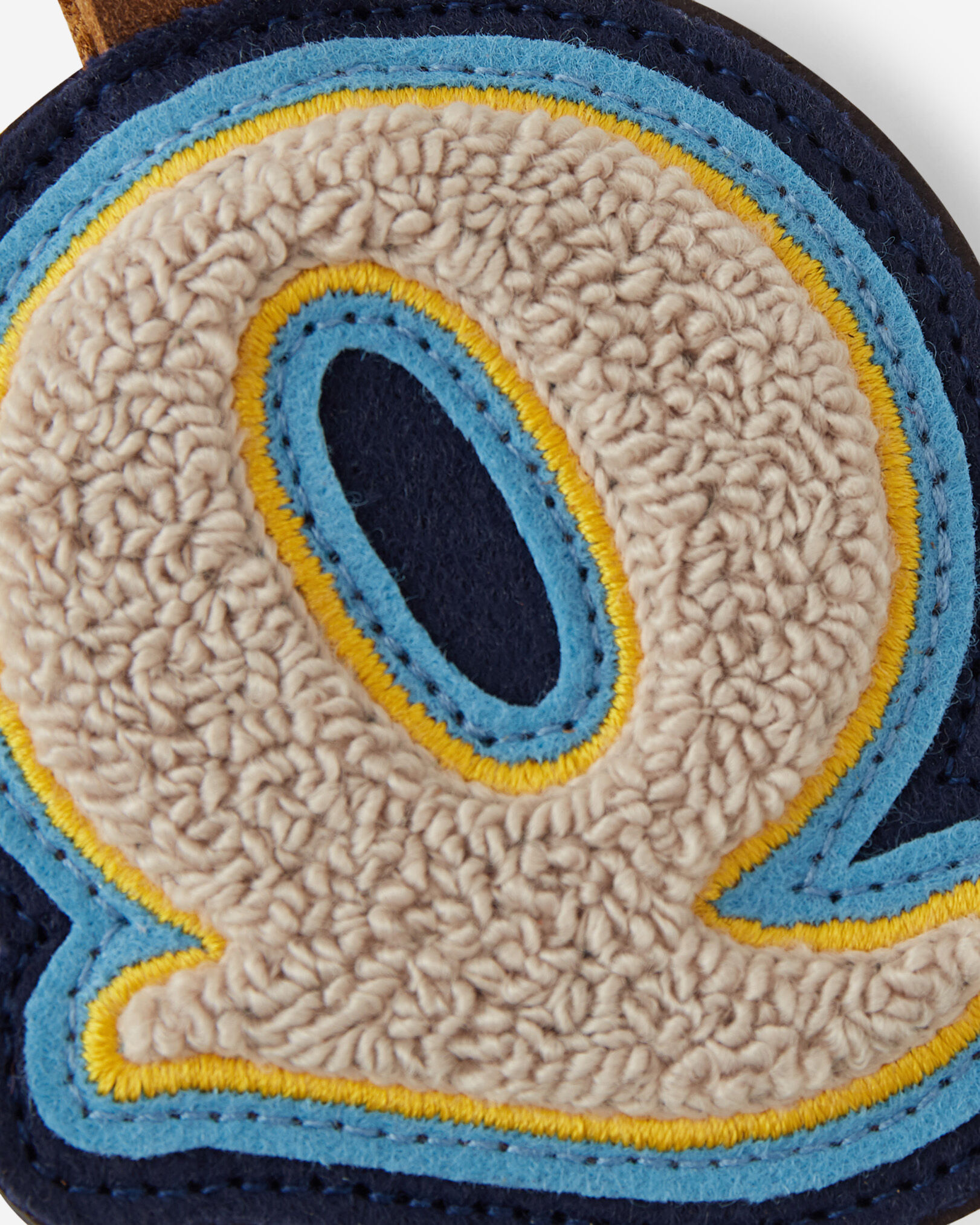 Breloque en chenille en forme de lettre