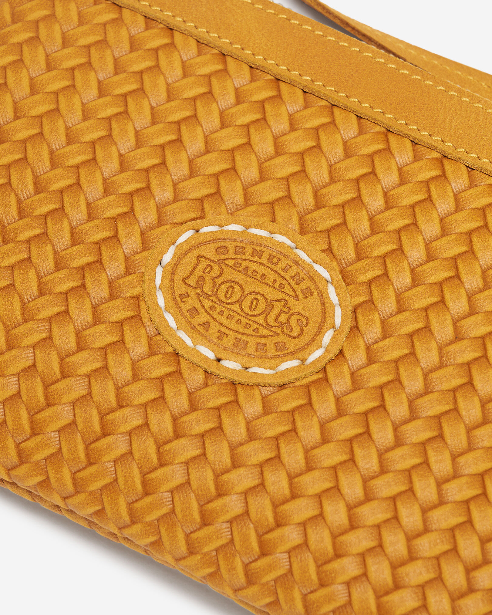 Petite pochette à dragonne en cuir tissé