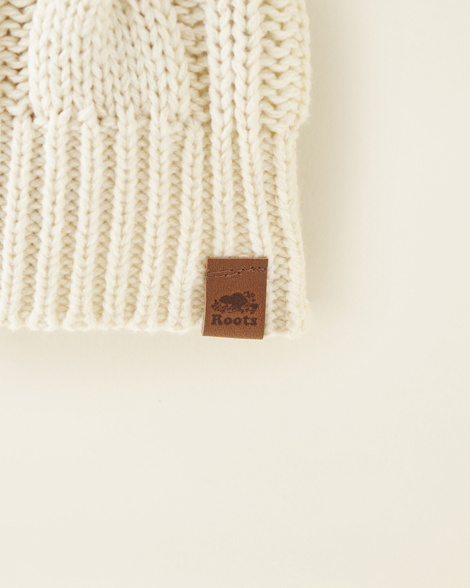 Robe en tricot à col V et torsades pour toutes-petites