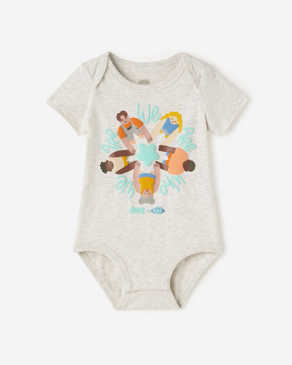 Combinaison Fierté Roots X Vivian Rosas pour bébés