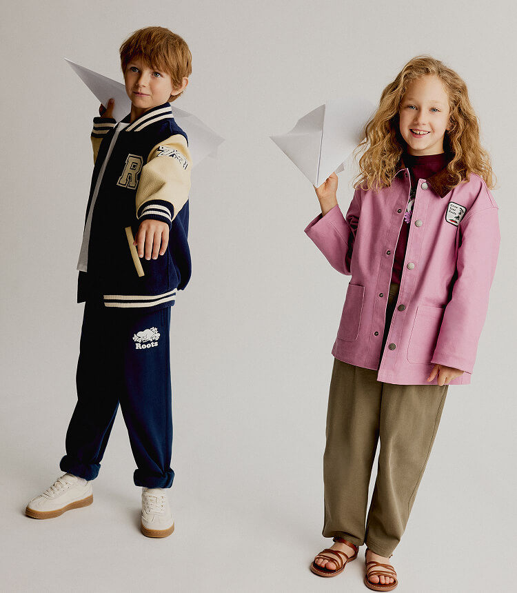 Des enfants portant des vêtements Roots de la nouvelle collection pour la rentrée scolaire.