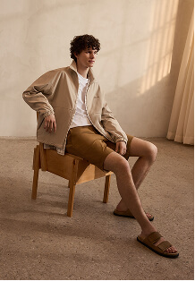 Mannequin portant un manteau et un short.