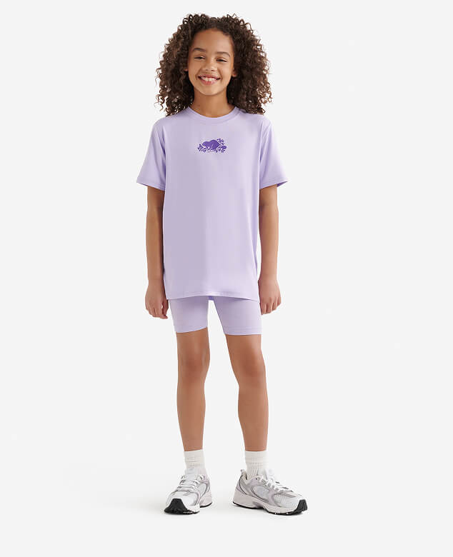Fille portant un ensemble Vêtements sport pour enfants.