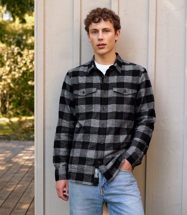 Homme portant des vêtements Roots superposés.