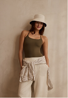 Mannequin portant une camisole et un pantalon ballon.