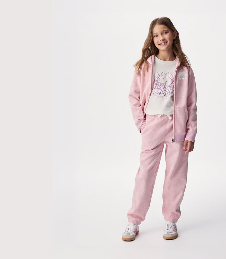 Enfants portant des vêtements Roots superposés pour l’automne.