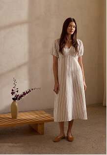 Mannequin portant une robe thé en gaze de coton Isla.