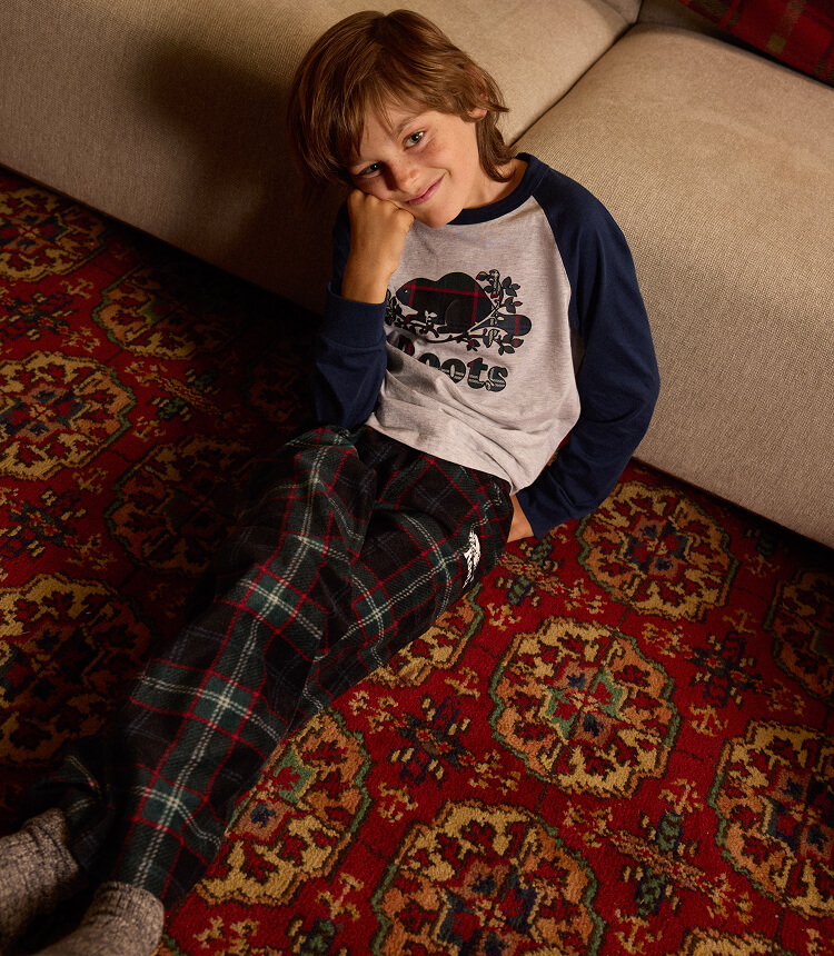 Enfant portant une tenue confortable Roots.