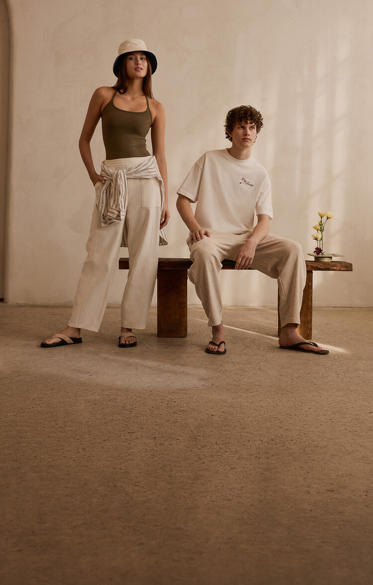 Des mannequins portent des styles d’été à l’extérieur.